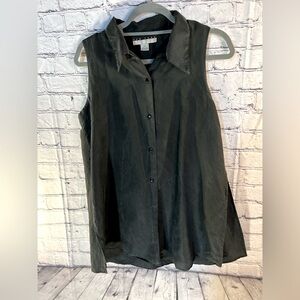 New York Studio. Ladies Black button front top. Size Medium.